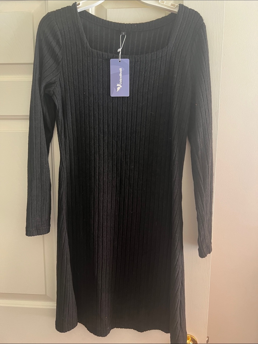 Black rib-knit long-sleeve mini dress from the brand Velvelhall